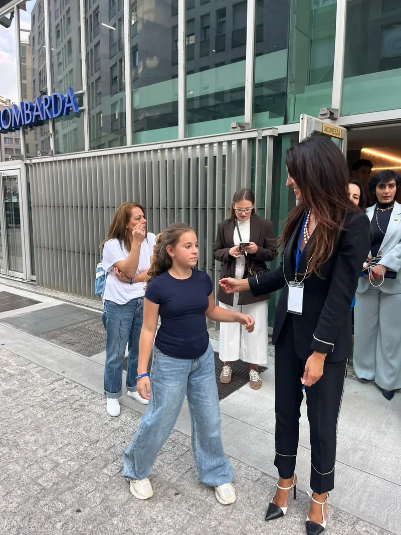 Ela Elyakim accolta all’ingresso di Assolombarda
