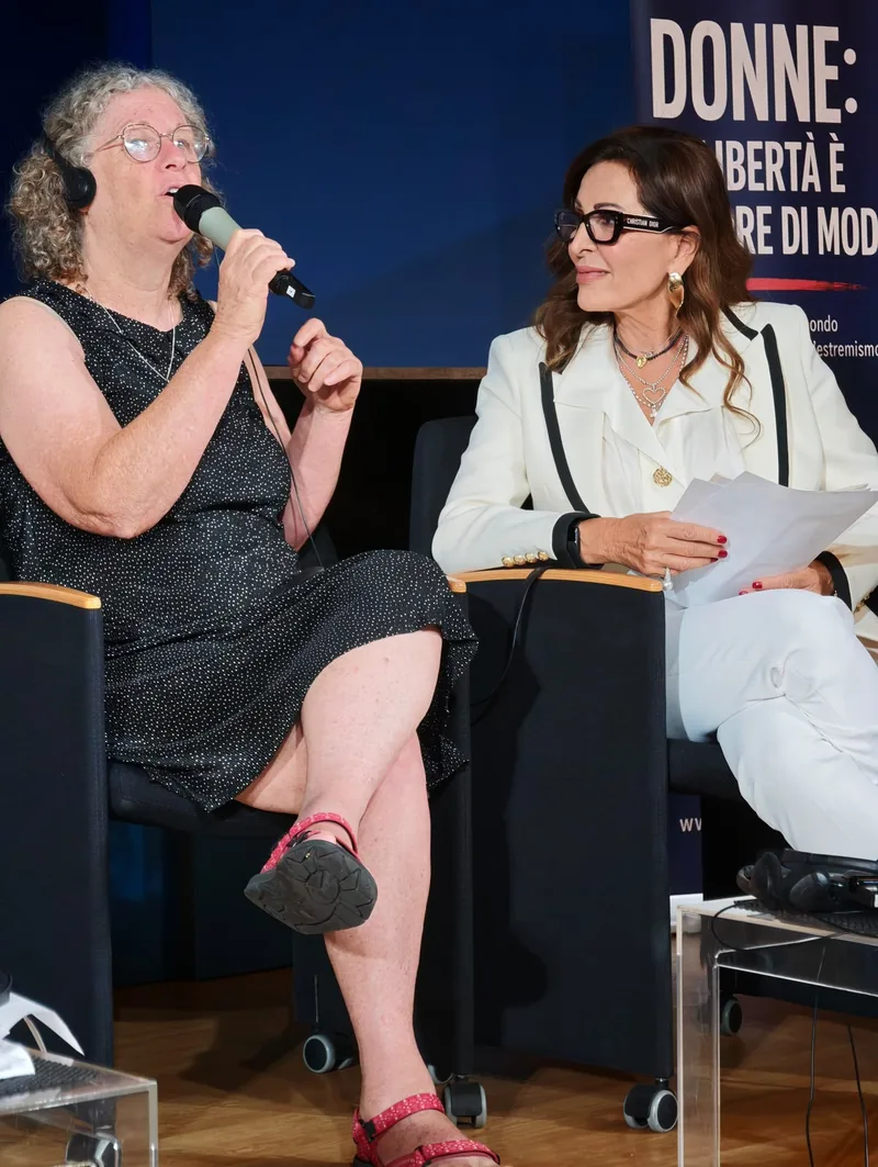 Aviva Siegel parla al microfono accanto a Daniela Santanchè