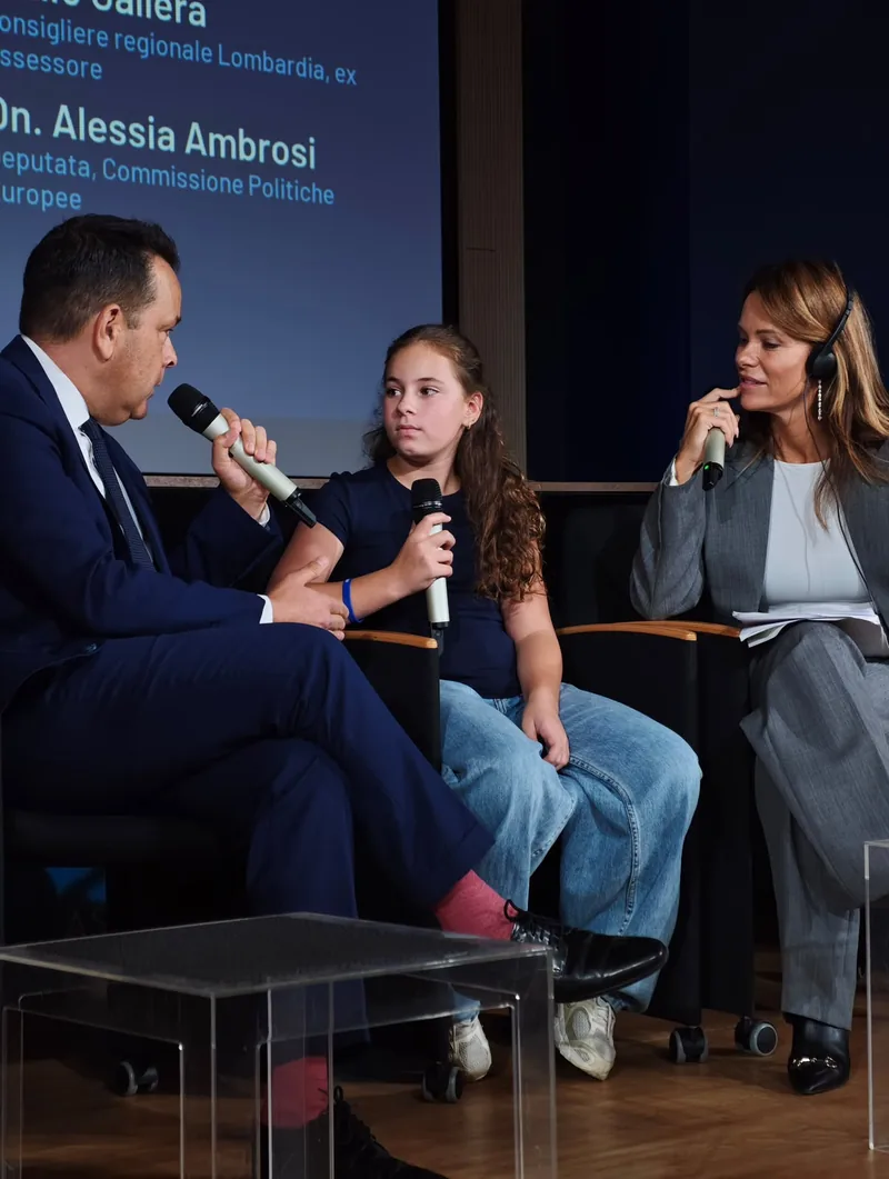 Ela Elyakim parla al microfono sul palco