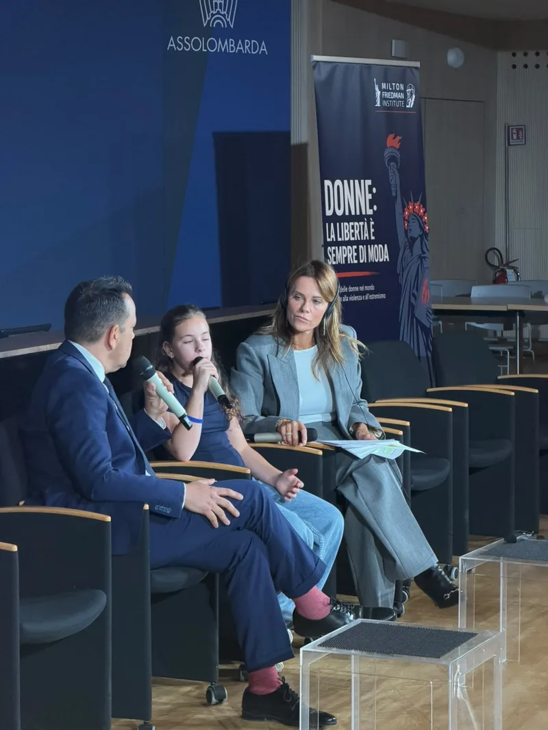 Ela Elyakim seduta fra un deputato e la moderatrice