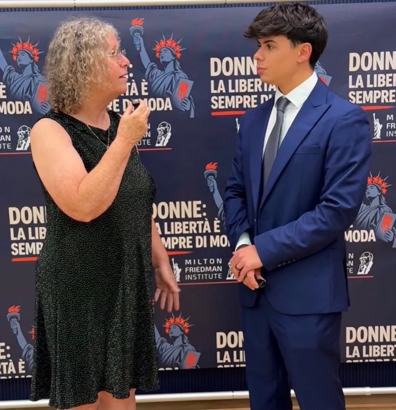 Aviva Siegel intervistata davanti al backdrop